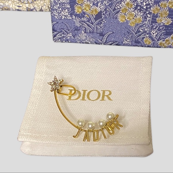 CHRISTIAN DIOR
Pearl Crystal J'Adior Earring Gold - Picture 5 of 6